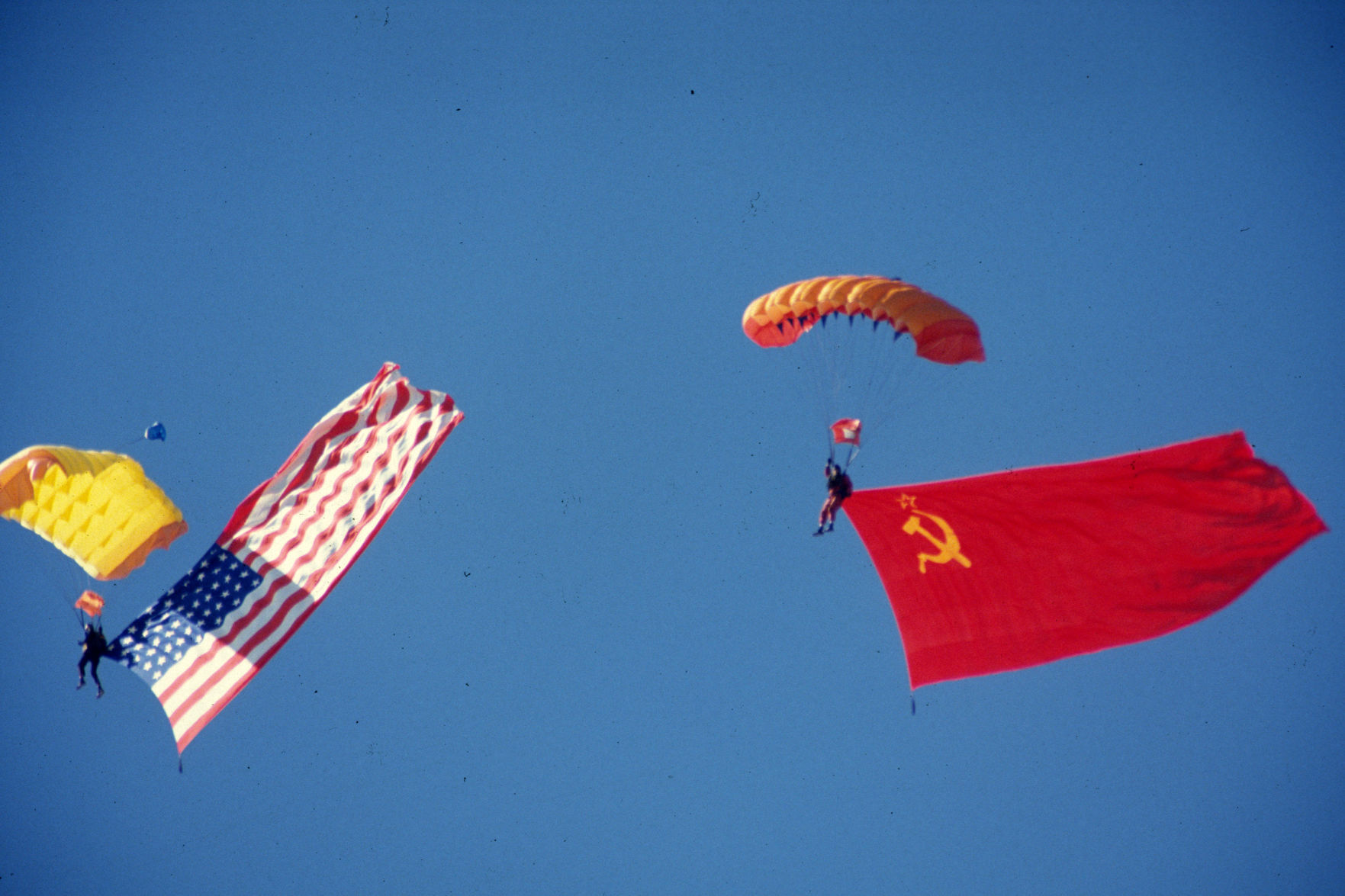 Soviet and American parachutists, 1990